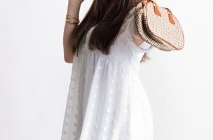 Mini vestido elegante de manga curta com padrão de bolinhas Amilla, branco