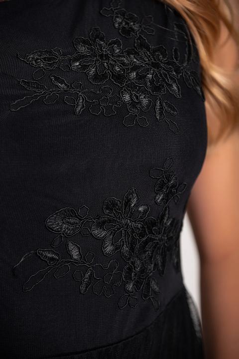 Vestido elegante com decote redondo e detalhe bordado Dilana, preto