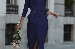 Elegante vestido midi com decote transparente, folhos e mangas 3/4 Brynlee, azul escuro