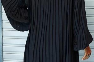 Mini vestido elegante plissado com mangas compridas soltas e inserções em renda Cremona, preto