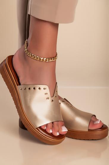 Sandálias com rebites decorativos, cor dourada