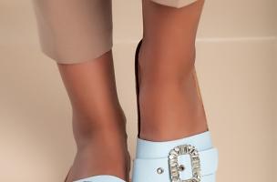 Sandálias com fivela decorativa, azul